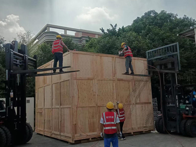 搬遷超(chāo)高超寬木(mù)箱