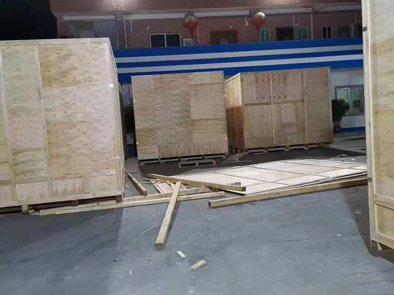 重型(xíng)加固木(mù)箱