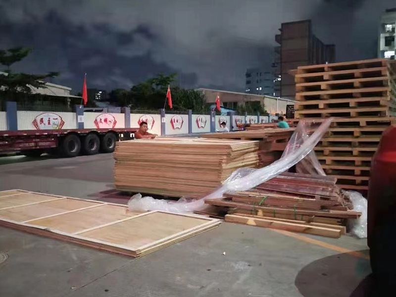 深圳石岩某(mou)重型設備包(bao)裝